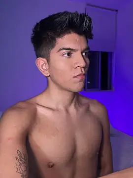 Snapshot of santiago_01 chatting on February 5, 2:51 am santiago 01 online show from February 5, 2:51 am