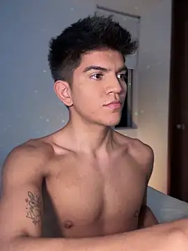 Snapshot of santiago_01 chatting on February 7, 1:58 am santiago 01 online show from February 7, 1:58 am