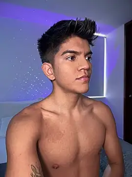 Snapshot of santiago_01 chatting on February 8, 10:19 pm santiago 01 online show from February 8, 10:19 pm