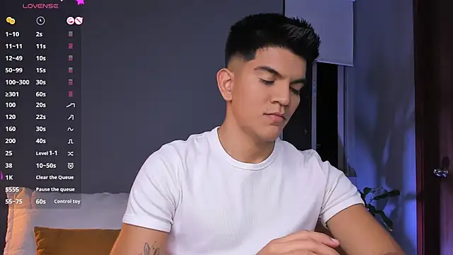 Snapshot of santiago_01 chatting on September 12, 12:33 am santiago 01 online show from September 12, 12:33 am