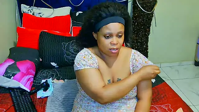 THESHORTQUEEN online show from December 17, 5:30 pm