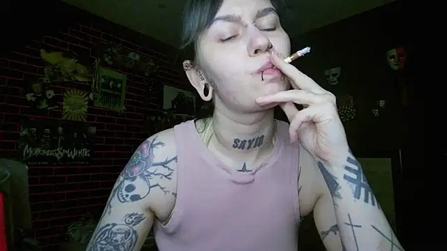 Snapshot of MoorderxDoll chatting on April 19, 7:51 am MoorderxDoll online show from April 19, 7:51 am