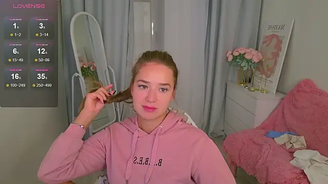 Snapshot of LovelyJessie chatting on October 8, 8:56 am LovelyJessie online show from October 8, 8:56 am