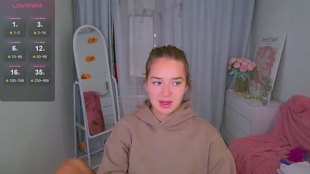 Snapshot of LovelyJessie chatting on October 14, 1:56 pm LovelyJessie online show from October 14, 1:56 pm