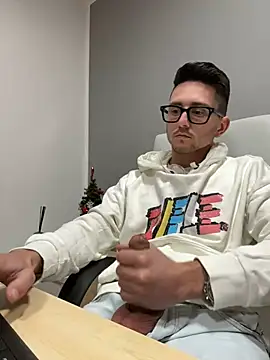 Snapshot of masterboss_ chatting on December 15, 5:31 pm masterboss online show from December 15, 5:31 pm