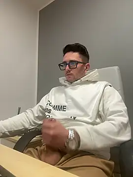 Snapshot of masterboss_ chatting on January 19, 6:32 pm masterboss online show from January 19, 6:32 pm