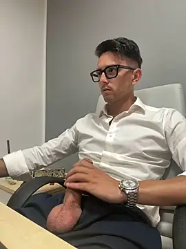 Snapshot of masterboss_ chatting on September 12, 11:43 am masterboss online show from September 12, 11:43 am