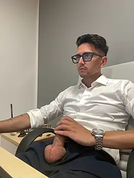 Snapshot of masterboss_ chatting on September 15, 11:32 am masterboss online show from September 15, 11:32 am