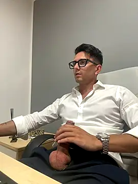 Snapshot of masterboss_ chatting on September 18, 11:45 am masterboss online show from September 18, 11:45 am