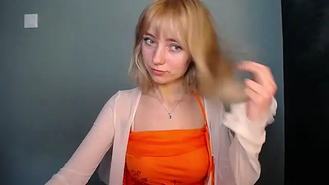 LuciaYoung online show from March 5, 1:18 pm