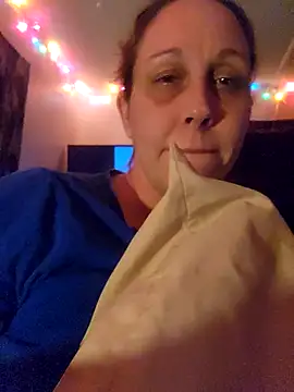 Snapshot of Hottmess011 chatting on February 15, 10:25 am Hottmess011 online show from February 15, 10:25 am