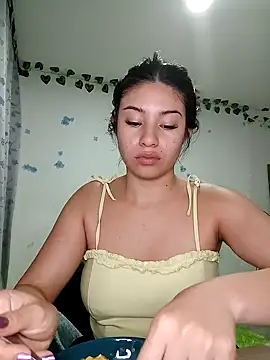 Snapshot of tara20_ chatting on January 21, 2:22 am tara20 online show from January 21, 2:22 am