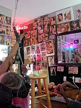 luvs2cumm69 online show from December 16, 12:48 am