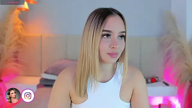 Snapshot of sofia_pamela chatting on February 27, 7:25 pm sofia pamela online show from February 27, 7:25 pm