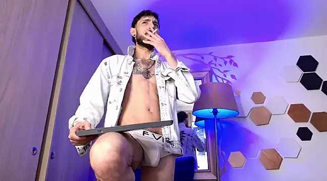 Snapshot of enzo_herrera01 chatting on March 9, 7:45 am enzo herrera01 online show from March 9, 7:45 am