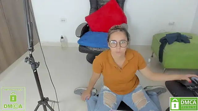 Snapshot of isa_loves_cum chatting on December 13, 3:38 am isa loves cum online show from December 13, 3:38 am