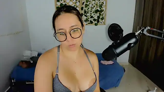 Snapshot of isa_loves_cum chatting on September 17, 11:50 pm isa loves cum online show from September 17, 11:50 pm