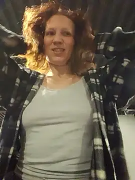 Snapshot of Exhibitionsplit chatting on December 17, 9:43 pm Exhibitionsplit online show from December 17, 9:43 pm