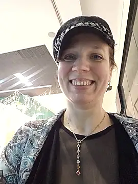 Snapshot of Exhibitionsplit chatting on December 18, 12:55 pm Exhibitionsplit online show from December 18, 12:55 pm