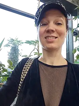 Snapshot of Exhibitionsplit chatting on January 15, 11:04 am Exhibitionsplit online show from January 15, 11:04 am