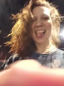 Snapshot of Exhibitionsplit chatting on January 18, 9:51 pm Exhibitionsplit online show from January 18, 9:51 pm