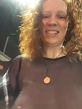 Snapshot of Exhibitionsplit chatting on February 3, 10:37 pm Exhibitionsplit online show from February 3, 10:37 pm