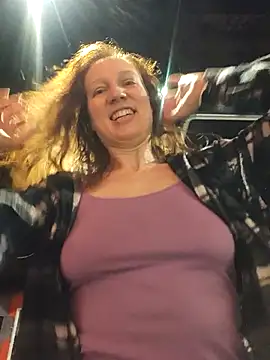 Snapshot of Exhibitionsplit chatting on February 4, 10:36 pm Exhibitionsplit online show from February 4, 10:36 pm