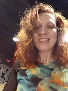 Snapshot of Exhibitionsplit chatting on February 5, 9:52 pm Exhibitionsplit online show from February 5, 9:52 pm