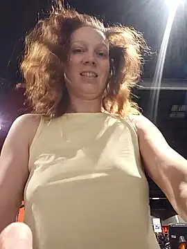 Snapshot of Exhibitionsplit chatting on February 14, 10:28 pm Exhibitionsplit online show from February 14, 10:28 pm