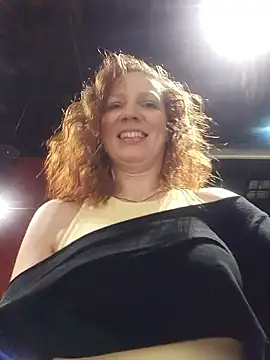 Snapshot of Exhibitionsplit chatting on February 21, 10:44 pm Exhibitionsplit online show from February 21, 10:44 pm