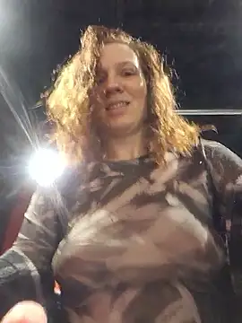 Snapshot of Exhibitionsplit chatting on March 6, 11:01 pm Exhibitionsplit online show from March 6, 11:01 pm