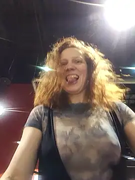 Snapshot of Exhibitionsplit chatting on March 7, 10:51 pm Exhibitionsplit online show from March 7, 10:51 pm