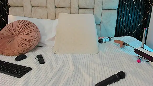 danisaenz  online show from December 4, 7:22 pm