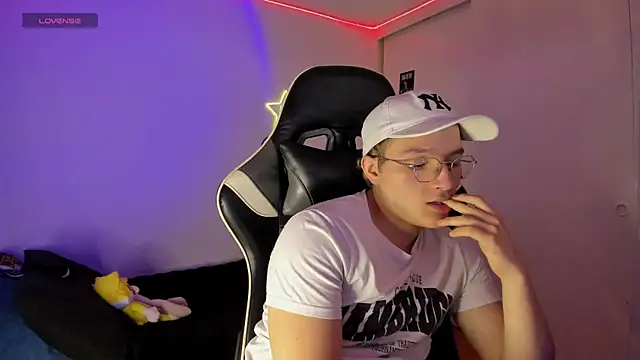 AustinSummerr online show from March 18, 3:10 pm