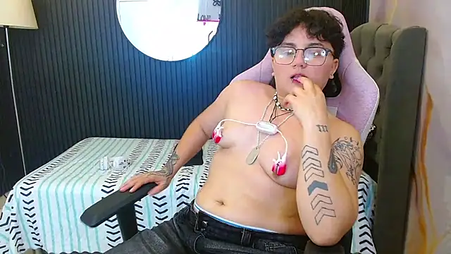 isabeautyx19 online show from June 12, 1:59 am