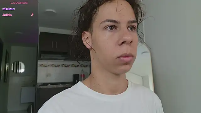 Snapshot of grey___27 chatting on February 20, 11:43 am grey 27 online show from February 20, 11:43 am