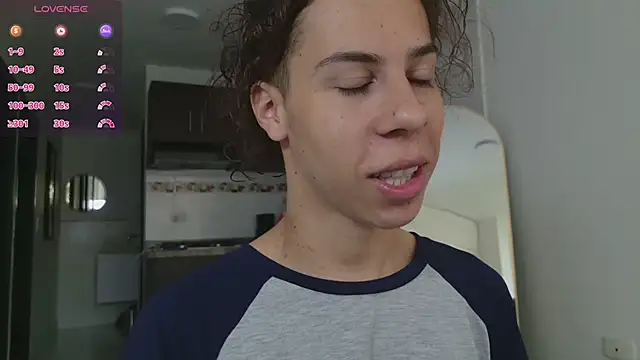 Snapshot of grey___27 chatting on February 21, 11:33 am grey 27 online show from February 21, 11:33 am