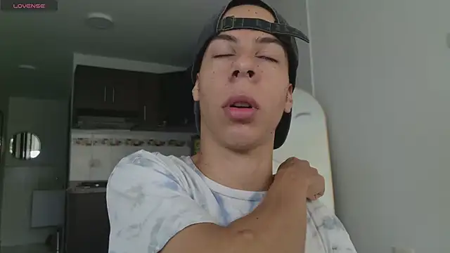 Snapshot of grey___27 chatting on February 27, 11:32 am grey 27 online show from February 27, 11:32 am