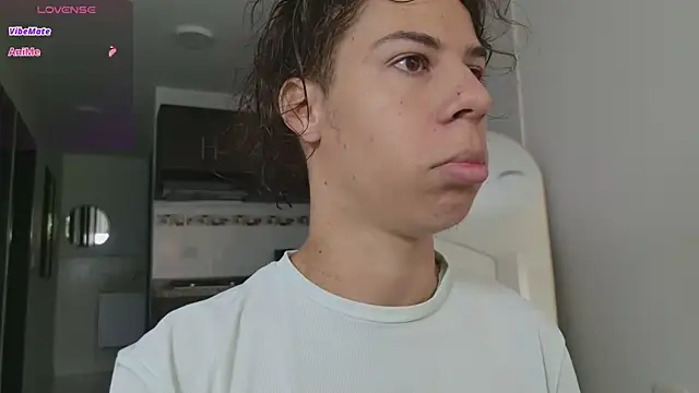 Snapshot of grey___27 chatting on March 2, 11:28 am grey 27 online show from March 2, 11:28 am