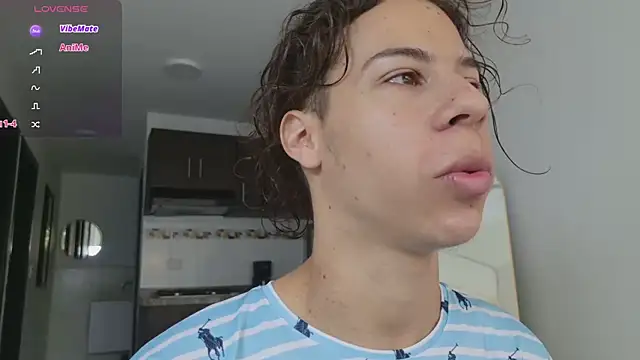 Snapshot of grey___27 chatting on March 4, 11:38 am grey 27 online show from March 4, 11:38 am