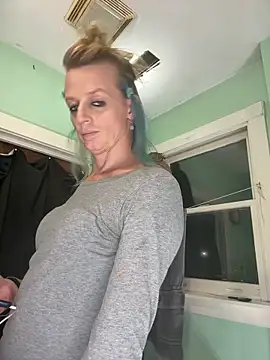 Snapshot of Cutetrans90 chatting on December 21, 12:18 am Cutetrans90 online show from December 21, 12:18 am