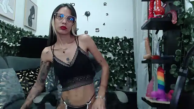 Snapshot of natasha_squirt28 chatting on May 17, 12:41 am natasha squirt28 online show from May 17, 12:41 am