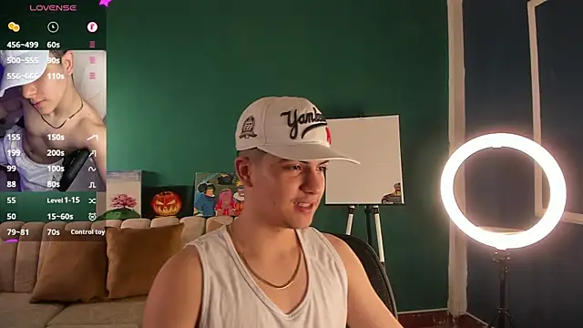 Snapshot of Brat_ chatting on February 10, 12:39 pm Brat online show from February 10, 12:39 pm