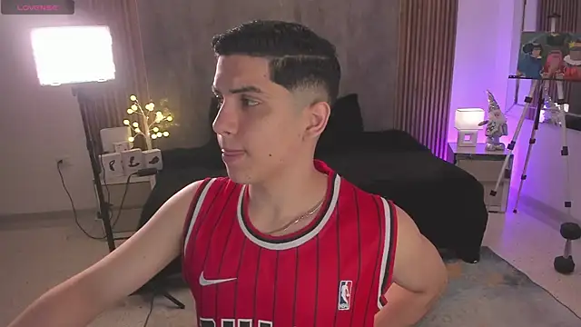 Snapshot of Brat_ chatting on December 13, 9:20 pm Brat online show from December 13, 9:20 pm