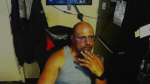 Snapshot of KrazyLegz chatting on August 2, 4:22 am KrazyLegz online show from August 2, 4:22 am