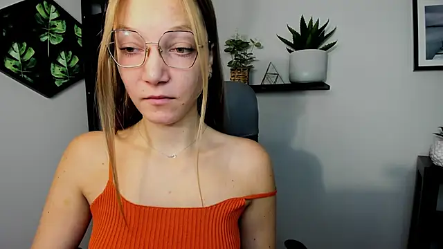 EmillyPlay online show from December 4, 6:55 am