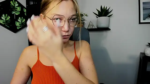 EmillyPlay online show from December 4, 10:35 am
