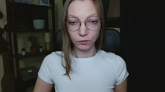 Snapshot of EmillyPlay chatting on February 13, 6:42 am EmillyPlay online show from February 13, 6:42 am