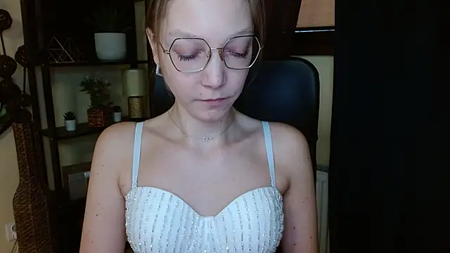 Snapshot of EmillyPlay chatting on February 14, 8:11 am EmillyPlay online show from February 14, 8:11 am