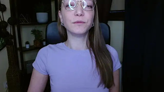 Snapshot of EmillyPlay chatting on February 16, 6:31 am EmillyPlay online show from February 16, 6:31 am